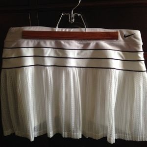 NIKE WOMENS SKORT MEDIUM CUTE!